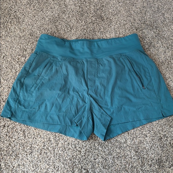 Athleta Pants - Athleta Trekkie North Shorts size 12